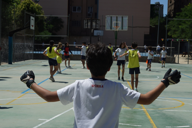 Alumnos haciendo deporte